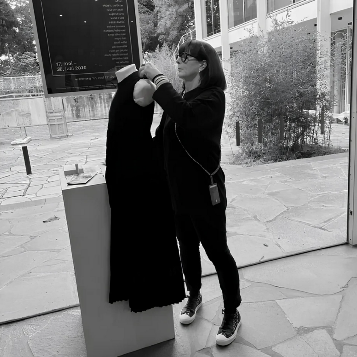Jasmin Bouquerot de Voligny beim Aufbau der Austellung Randnotizen im Schmuckmuseum Pforzheim