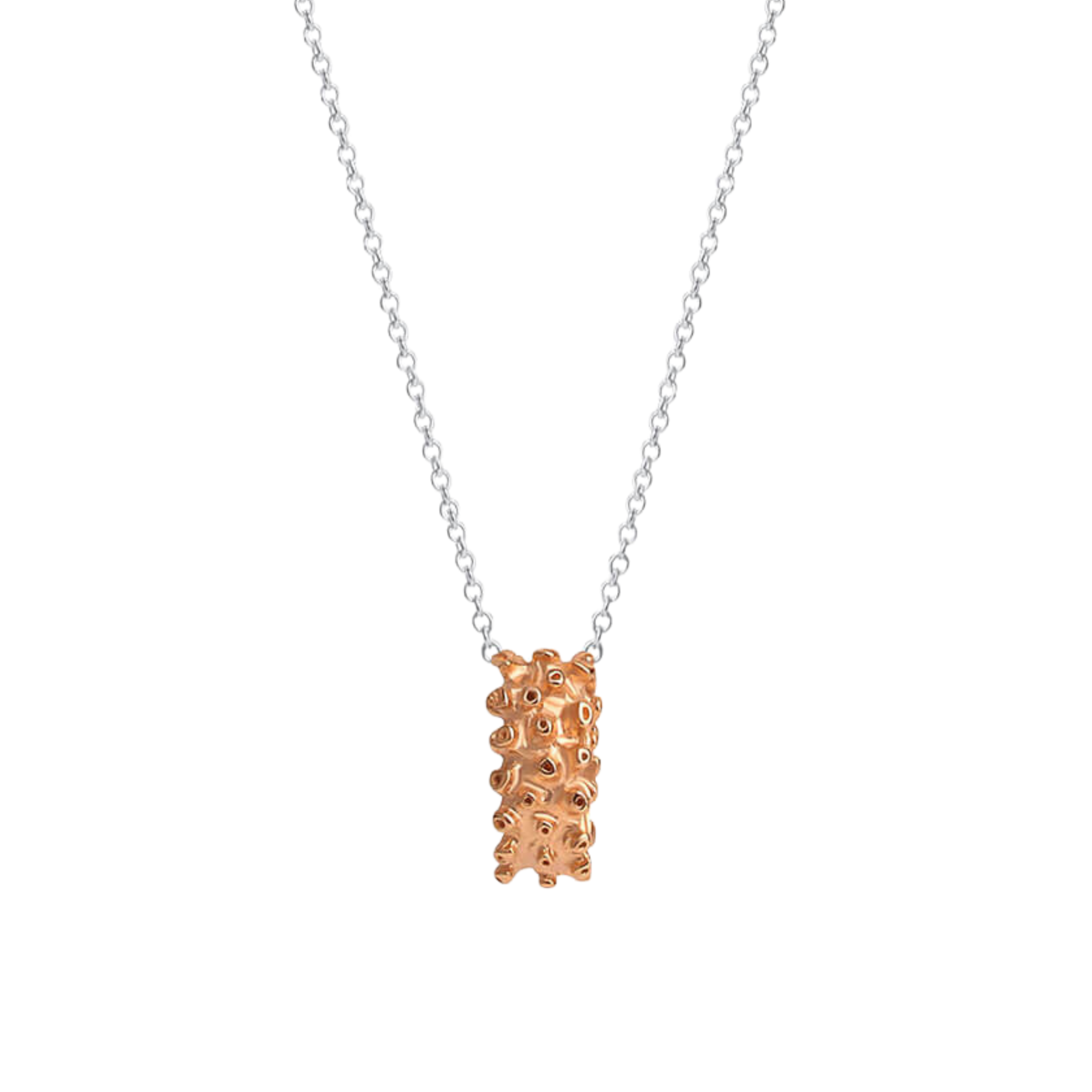 CORAL Anhängerkette aus roséplattiertem 925er Sterlingsilber mit organischer Struktur und 85 cm Erbskette. Handgefertigte Kleinserie aus der AUGENSTEIN Manufaktur.
