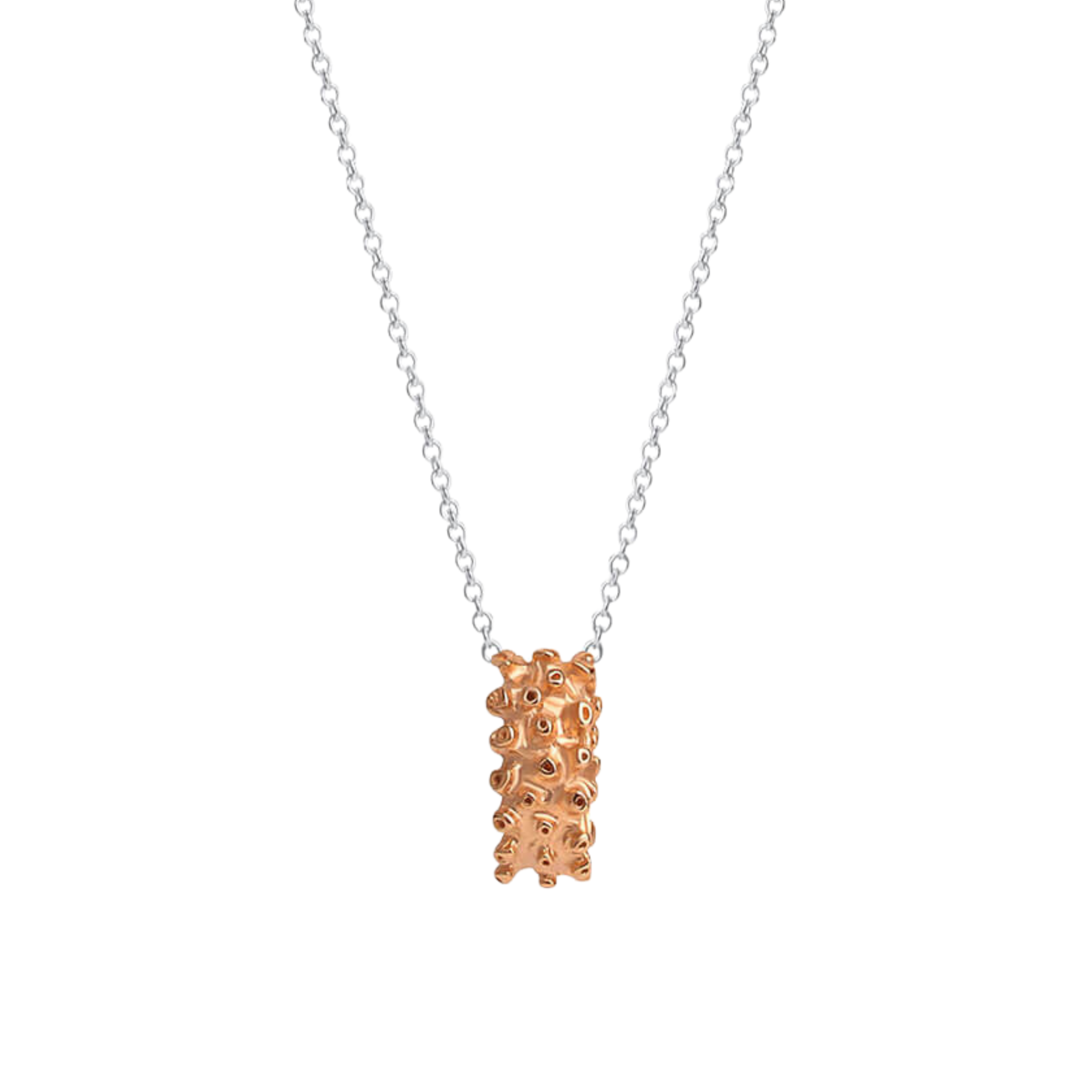 CORAL Anhängerkette aus roséplattiertem 925er Sterlingsilber mit organischer Struktur und 85 cm Erbskette. Handgefertigte Kleinserie aus der AUGENSTEIN Manufaktur.