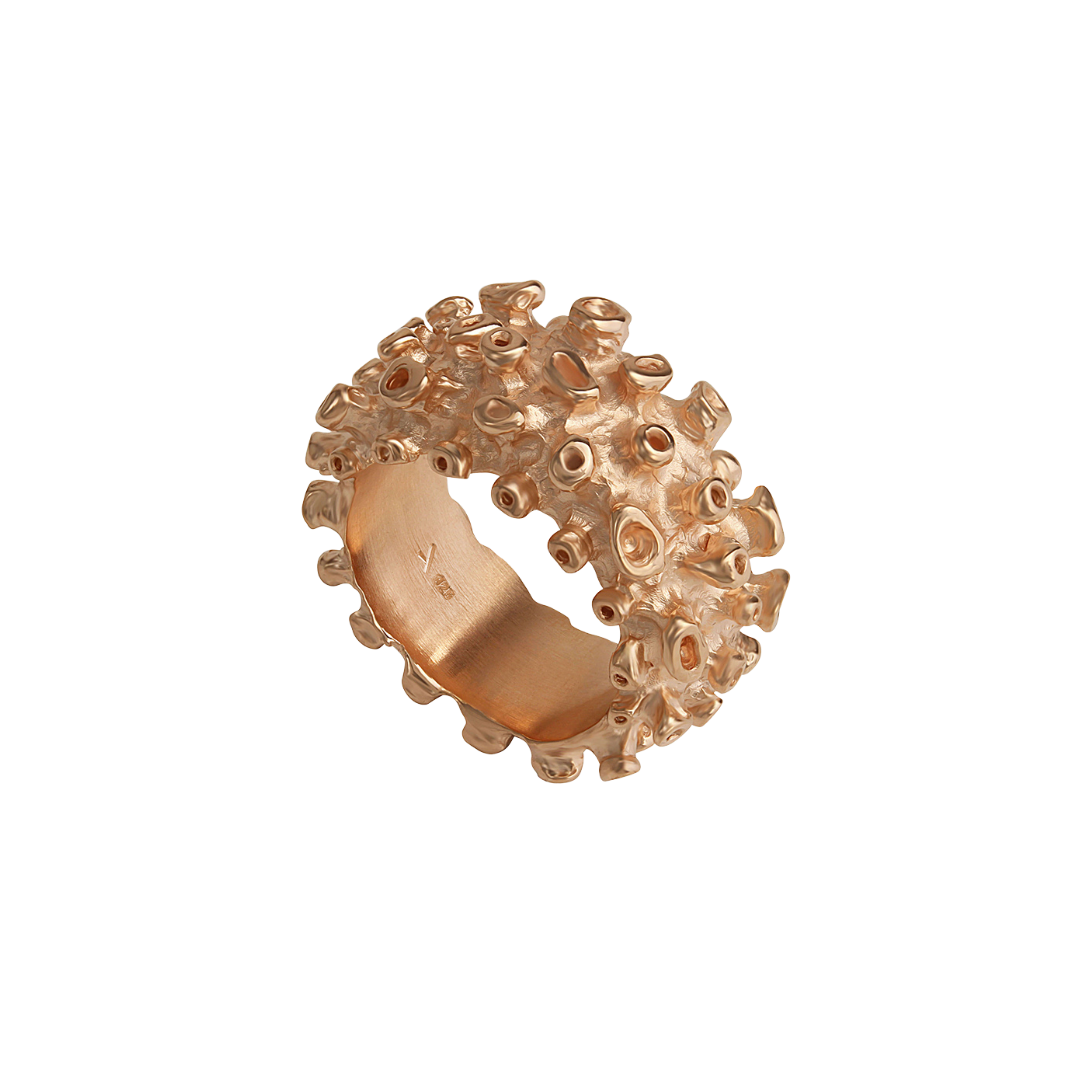 CORAL Bold Ring aus roséplattiertem 925er Sterlingsilber mit organischer matt-polierter Struktur. Breite skulpturale Form, handgefertigt in Deutschland.