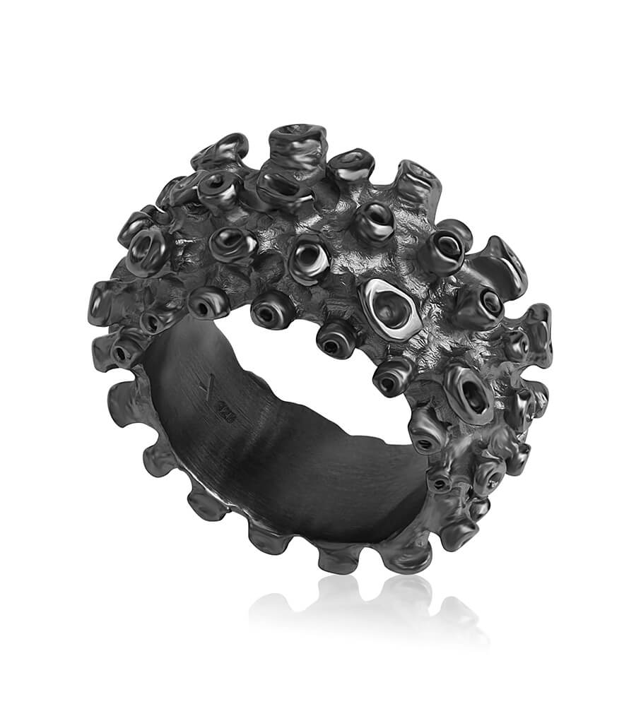 CORAL Bold Ring aus schwarz rhodiniertem 925er Sterlingsilber mit organischer matt-polierter Struktur. Breite skulpturale Form, handgefertigt in Deutschland.