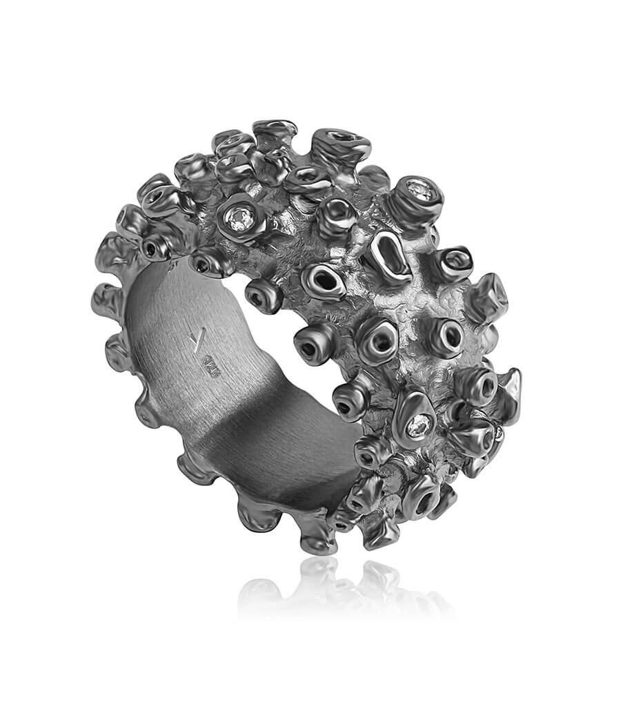 CORAL Bold Diamantring aus schwarz rhodiniertem 925er Sterlingsilber mit drei Brillanten, ca. 0,06 ct. Skulpturale Form, handgefertigt in Deutschland.