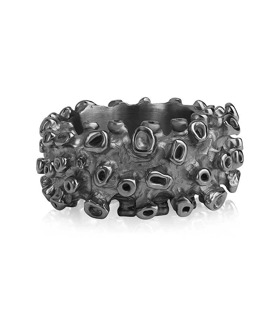 CORAL Bold Ring aus schwarz rhodiniertem 925er Sterlingsilber mit organischer matt-polierter Struktur. Breite skulpturale Form, handgefertigt in Deutschland.